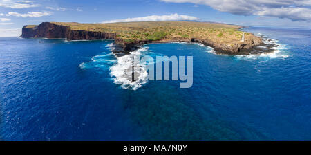 Eine Luftaufnahme von Palaoa Point und Kaunolu Bay vor der Insel Lanai, Hawaii, USA. Das Kap Ka'Ea Leuchtturm, war ursprünglich Acetylen- und f Stockfoto