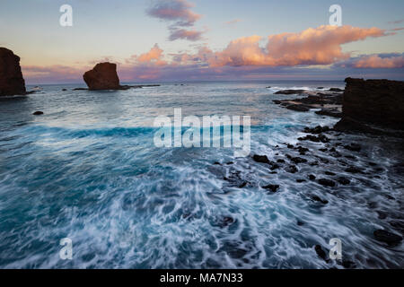 Sonnenuntergang über den Wolken über Puu Pehe Rock, auch bekannt als "Sweetheart Rock", einer der bekanntesten Wahrzeichen Lanai, Lanai Insel, Hawaii, USA Stockfoto