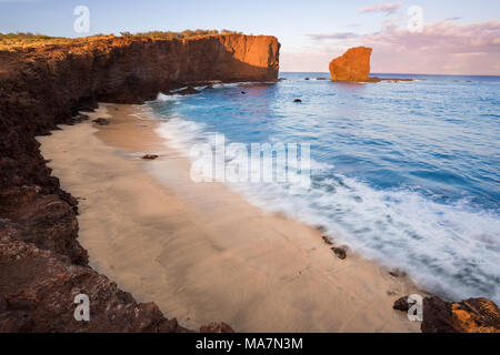 Sonnenuntergang über den Wolken über Puu Pehe Rock, auch bekannt als "Sweetheart Rock", einer der bekanntesten Wahrzeichen Lanai, Lanai Insel, Hawaii, USA Stockfoto