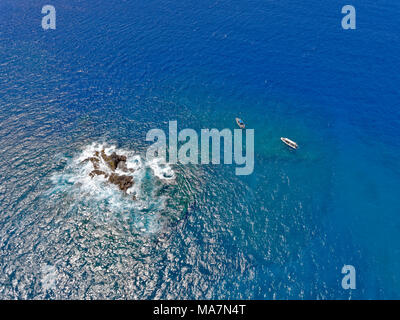 Ein Luftbild von zwei Tauchen Charter Boote in der Ersten Kathedrale, ein bekannter Tauchplatz vor der Insel Lanai, Hawaii verankert. Stockfoto