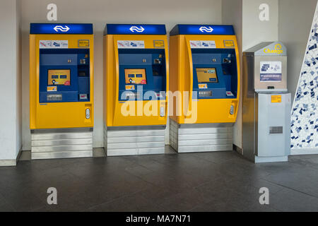 Drei gelben Automaten beim niederländischen Bahnhof Stockfoto