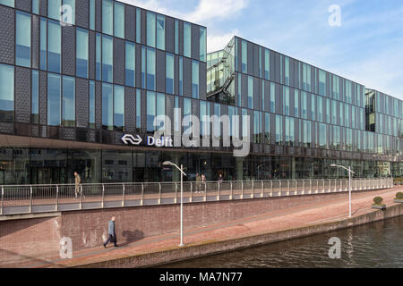 Fassade und Eingang neu erbaute Niederländische Bahnhof in Delft Stockfoto