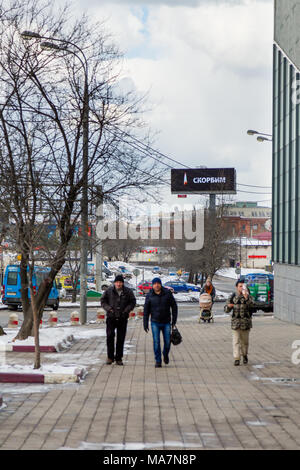 Moskau, Russland - 28. MÄRZ 2018: Die Inschrift Trauer (Trauer) mit brennenden Kerze Flamme im Gedenken an die Opfer eines Brandes in Kemerovo auf einem l Stockfoto