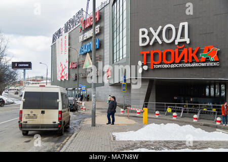 Moskau, Russland - 28. MÄRZ 2018: Die Inschrift Trauer (Trauer) mit brennenden Kerze Flamme im Gedenken an die Opfer eines Brandes in Kemerovo auf einem l Stockfoto