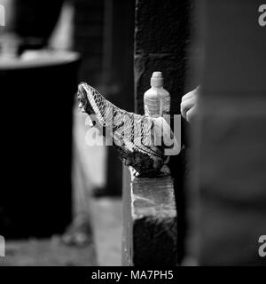 Fußballschuhe im dugout Stockfoto