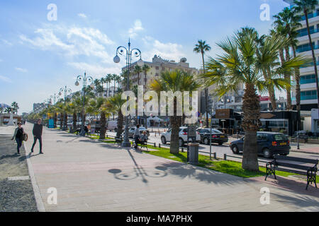 Larnaca, Zypern, Europa - Jan. 29, 2018, finikoudes Promenade im Winter Stockfoto