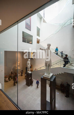 Oxford. England. Das Ashmolean Museum, das Atrium. Statue des Apollo (Vordergrund) in der Zvi und Ofra Meitar Familienkasse Atrium. Stockfoto