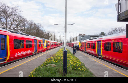 South Western Railway Carriages bei Barnes Station, London, UK Stockfoto