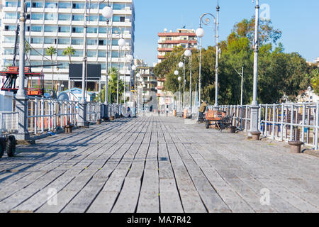 Larnaca finikoudes Promenade Hafen im Winter Stockfoto