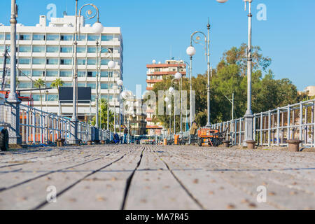 Larnaca finikoudes Promenade Hafen im Winter Stockfoto