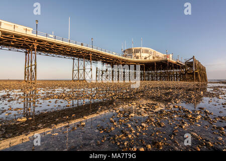 Teil von Worthing Pier an der Südküste von England, UK. Stockfoto