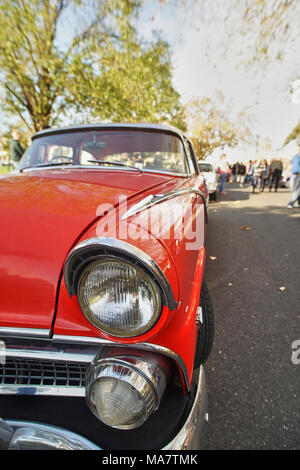 detailed view of the front end of a fifties ford fairlane including bonnet and hood and ornaments and badges Stockfoto