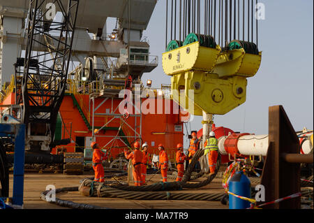 Offshore Bauarbeiter auf dem Deck des DBA (Derrick Barge Aserbaidschan) bereiten die lift Rigg auf den Haupt-Kran zu installieren. Stockfoto