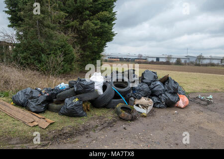 Schuttplatz entlang der Strasse im Dorf Snailwell, Newmarket, Suffolk. Freitag 30. März 2018 Stockfoto