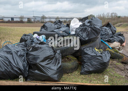 Schuttplatz entlang der Strasse im Dorf Snailwell, Newmarket, Suffolk. Freitag 30. März 2018 Stockfoto