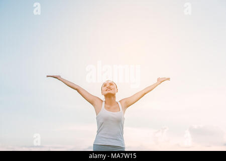 Schöne Frau frei fühlen in einer wunderschönen natürlichen Umgebung. Stockfoto