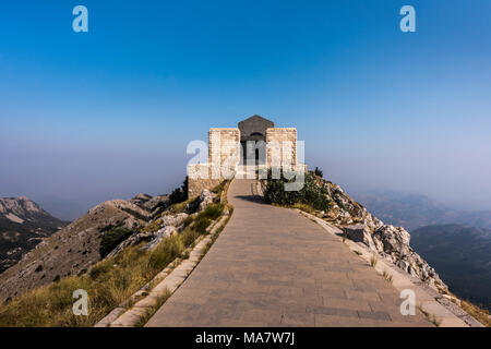 Sonnenaufgang am Njegusi Mausoleum in Nationalpark Lovcen, Montenegro Stockfoto