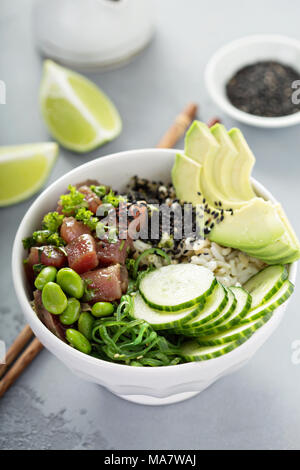 Poke Schüssel mit rohem Thunfisch, Reis, Seetang und Gemüse Stockfoto