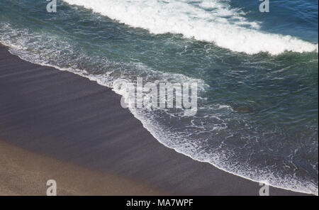 Antenne Beach View mit großen Wellen Stockfoto