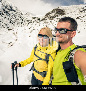 Paar Wanderer Mann und Frau tun Selfie portrait im Winter Berge. Inspiration und Motivation in einer wunderschönen Landschaft. Wandern und Klettern partne Stockfoto