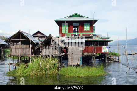 Holzhäuser auf Pfählen, bewohnt von der Inthar-Minderheit, Inle Lake, Myanmar Stockfoto