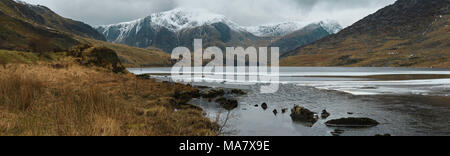 Llyn Ogwen mit Tryfan Berg (Panorama) Stockfoto