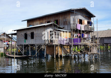 Holzhäuser auf Pfählen, bewohnt von der Inthar-Minderheit, Inle Lake, Myanmar Stockfoto