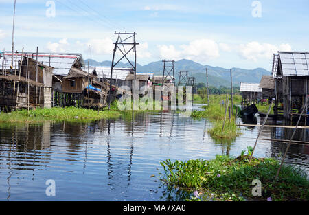 Holzhäuser auf Pfählen, bewohnt von der Inthar-Minderheit, Inle Lake, Myanmar Stockfoto