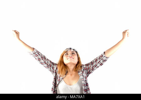 Happy hipster elated Frau mit Arme angehoben auf weißem Hintergrund im Studio isoliert. Stockfoto