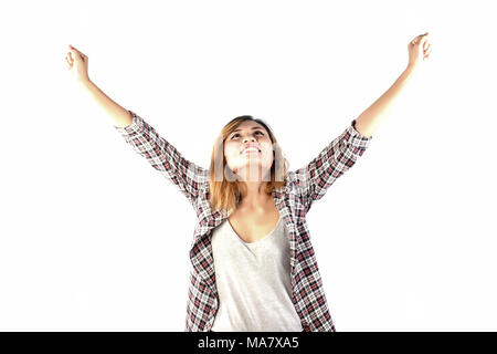 Happy hipster elated Frau mit Arme angehoben auf weißem Hintergrund im Studio isoliert. Stockfoto