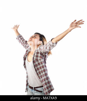 Happy hipster elated Frau mit Arme angehoben auf weißem Hintergrund im Studio isoliert. Stockfoto