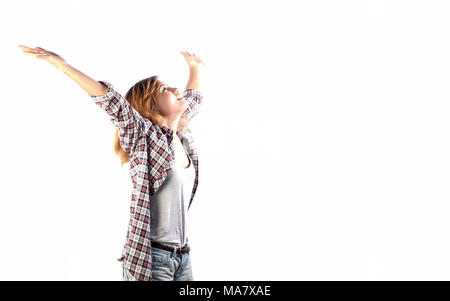 Happy hipster elated Frau mit Arme angehoben auf weißem Hintergrund im Studio isoliert. Stockfoto