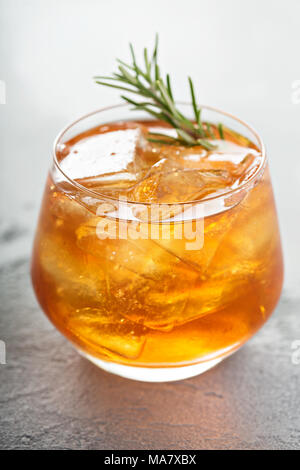 Old fashioned Cocktail in ein Glas mit Eis und Rosmarin Stockfoto