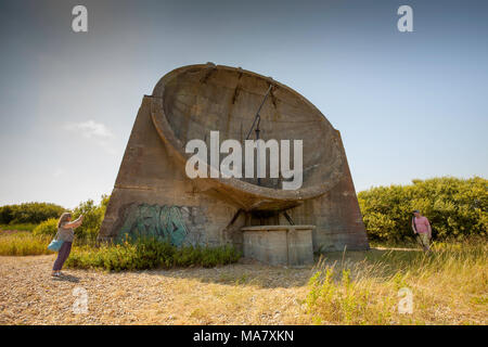 Denge Sounds Spiegel an Land in der Nähe von RSPB Lydd, Kent, Großbritannien. Pre-Radar konkrete hören Ohren. Stockfoto