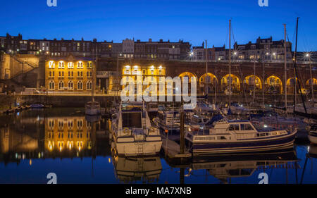 Yachten und Boote schwimmend in Ramsgate Royal Harbour Großbritanniens nur Royal Harbour kurz nach Sonnenuntergang im Juli während der Blauen Stunde berücksichtigt. Ramsgate, Kent. Stockfoto