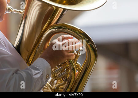 Tubist aus der Invicta Concert Band in den Gärten der Westminster Abbey, London, spielen. Stockfoto