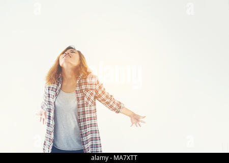 Happy hippie Frau mit erhobenen Armen ausgestreckten Lächeln der Freude auf weißem Hintergrund. Stockfoto