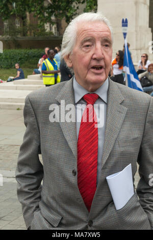 Veteran Labour-abgeordnete Dennis Skinner an die Climate Change Coalition Tag der Aktion Stockfoto