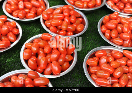 Schalen mit Tomaten zum Verkauf an Borough Market Stockfoto