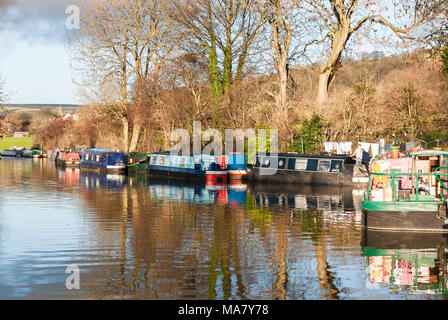 Narrowboats auf thier Liegeplätze in den Westen von Bingley Five Rise Locks in Yorkshire, England. 17. Dezember 2006 Stockfoto