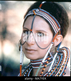 BARBRA STREISAND amerikanische Sängerin und Schauspielerin trägt Tribal 'chic', während in Kenia für Dreharbeiten bis die Sandbox 1972 Stockfoto