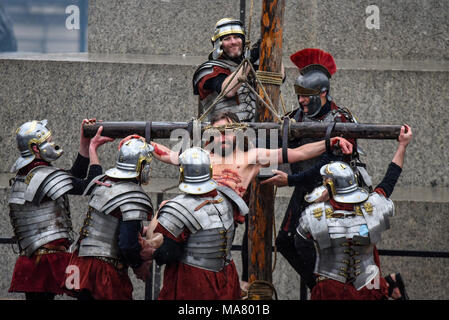 Wintershall CIO porträtiert die Passion und die Auferstehung von Jesus Christus über den Trafalgar Square als Bühne. Christus ist von James Burke-Dunsmore gespielt Stockfoto