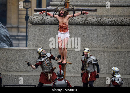 Wintershall CIO porträtierte Passion und die Auferstehung Jesu Christi am Trafalgar Square. Christus wird ans Kreuz genagelt. Lachend Roman Stockfoto