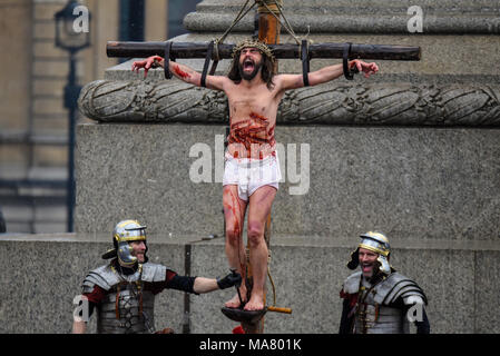 Wintershall CIO porträtiert die Passion und die Auferstehung von Jesus Christus über den Trafalgar Square als Bühne. Christus ist von James Burke-Dunsmore gespielt Stockfoto