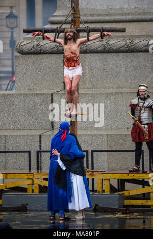 Wintershall CIO porträtiert die Passion und die Auferstehung von Jesus Christus über den Trafalgar Square als Bühne. Christus ist von James Burke-Dunsmore gespielt Stockfoto