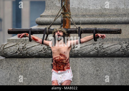 Wintershall CIO porträtiert die Passion und die Auferstehung von Jesus Christus über den Trafalgar Square als Bühne. Christus ist von James Burke-Dunsmore gespielt Stockfoto