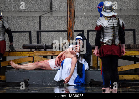 Wintershall CIO porträtiert die Passion und die Auferstehung von Jesus Christus über den Trafalgar Square als Bühne. Christus ist von James Burke-Dunsmore gespielt Stockfoto