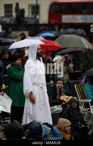 Wintershall CIO porträtiert die Passion und die Auferstehung von Jesus Christus über den Trafalgar Square als Bühne. Christus ist von James Burke-Dunsmore gespielt Stockfoto