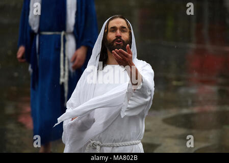 Wintershall CIO porträtiert die Passion und die Auferstehung von Jesus Christus über den Trafalgar Square als Bühne. Christus ist von James Burke-Dunsmore gespielt Stockfoto