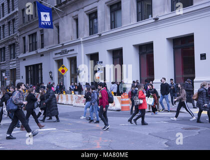 NY Studenten Ändern von Klassen auf der Straße Waverly Pl & Mercer in Greenwich Village, New York City. Stockfoto